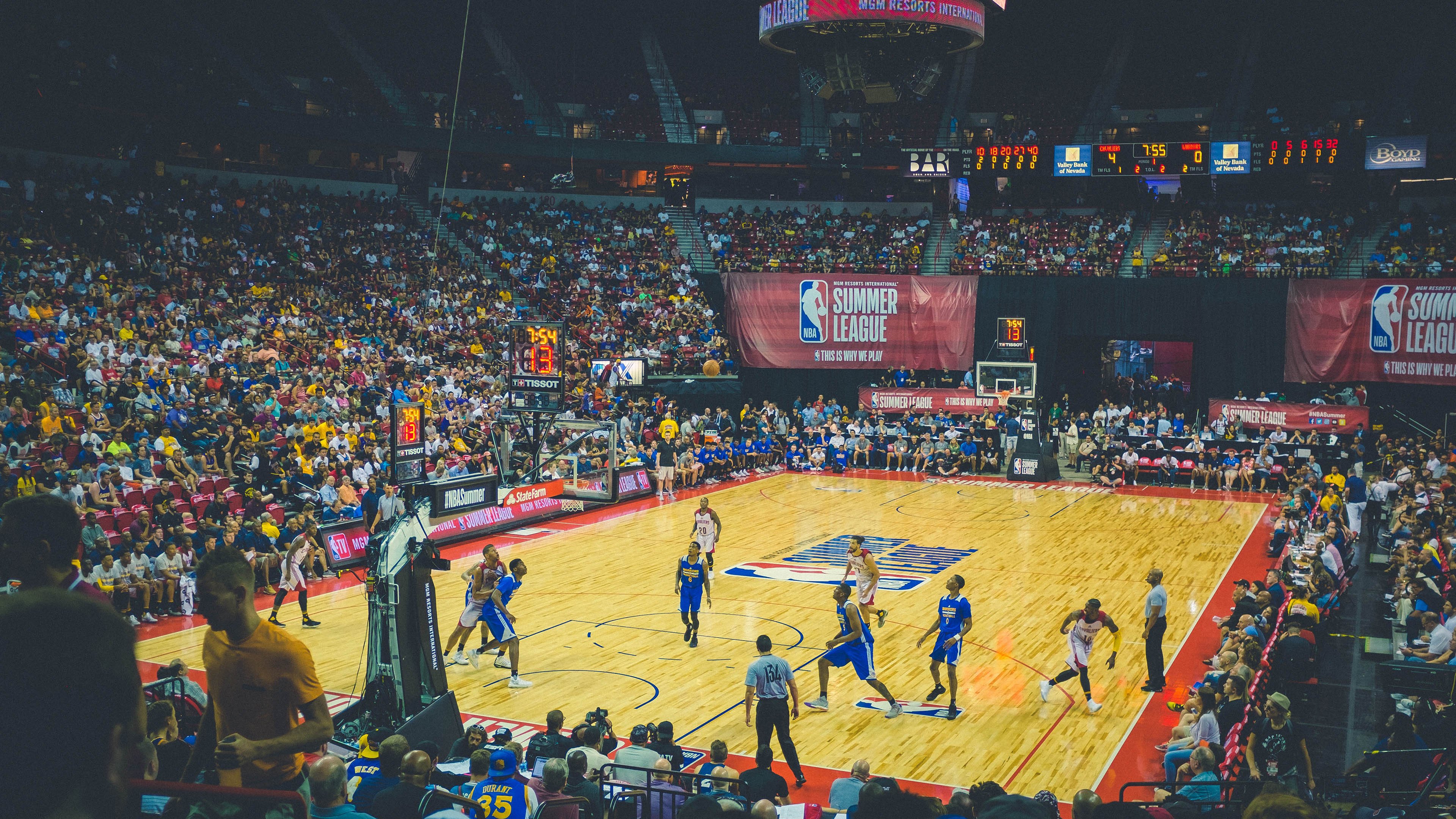 快速反击得手，迅速拉开比分差距，篮球快速反击