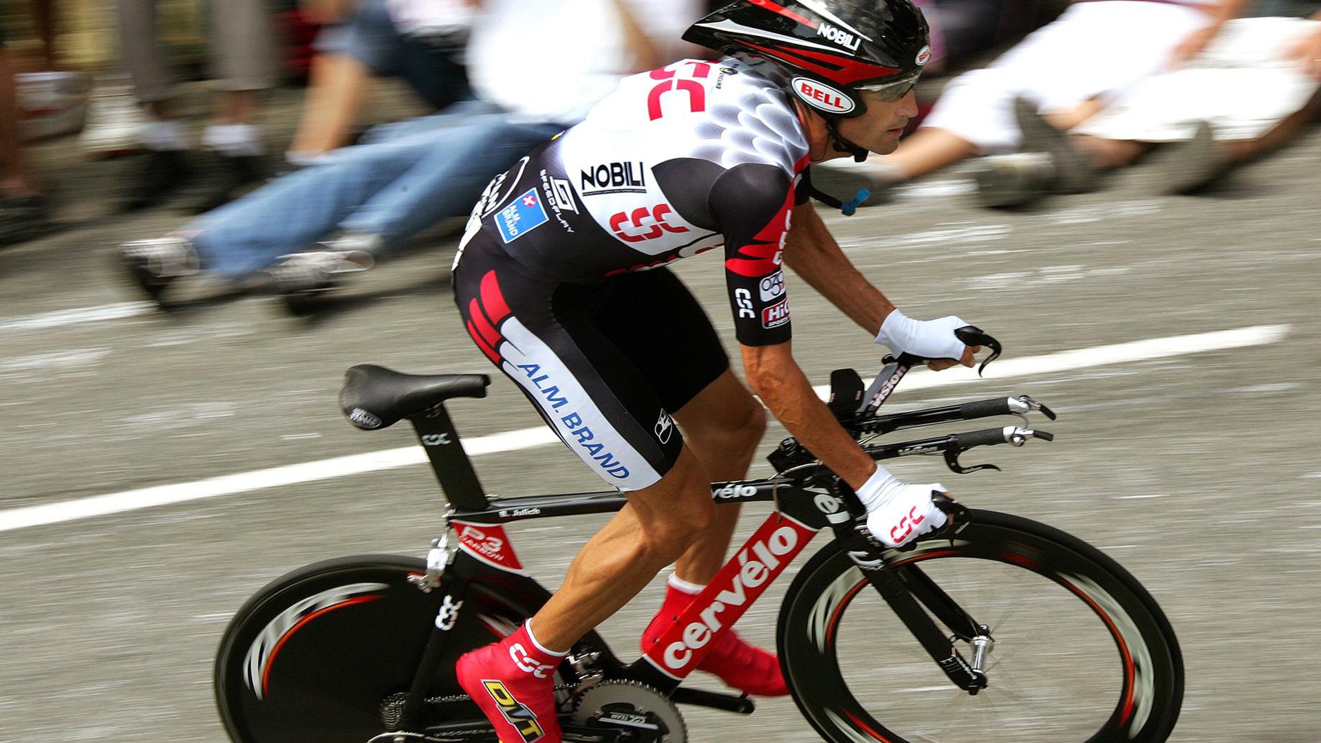 “东桃花岛缆绳滑水赛:水面上的速度与技术比拼”